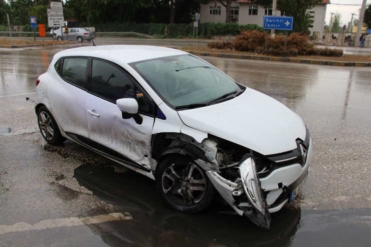 Kula’da Trafik Kazası: 2 Yaralı