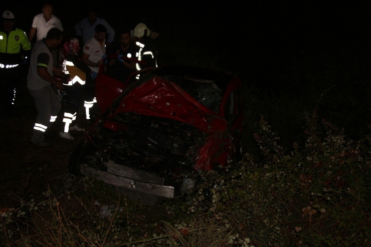 Köpeğe Çarpan Otomobil Kanala Uçtu: 1’i Ağır 2 Yaralı