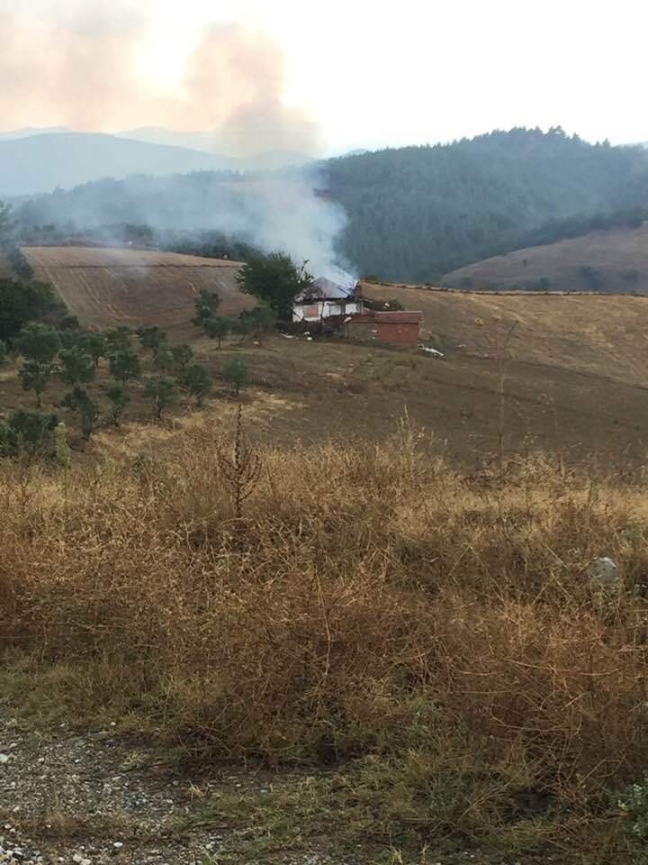 Manisa’da Yıldırım Düşen Ev Alev Alev Yandı