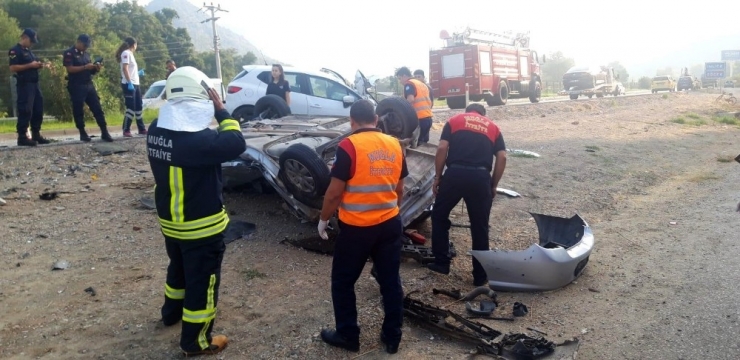 Orta Refüjü Aşan Otomobil Karşıdan Gelen Araçla Kafa Kafaya Çarpıştı: 1 Ölü, 1 Yaralı