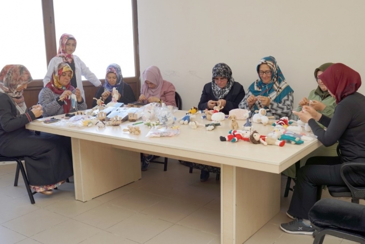 Nevşehirli Kadınlar Örgü Bebek Yaparak Ev Ekonomisine Katkı Sağlıyor