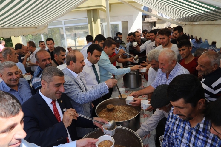 Oğuzeli Belediyesi Vatandaşa Aşure Dağıttı