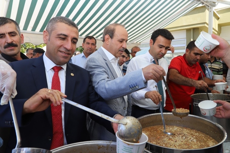 Oğuzeli Belediyesi Vatandaşa Aşure Dağıttı