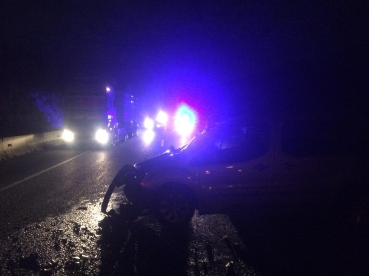 Otomobil Beton Mikserine Arkadan Çarptı; 1 Yaralı