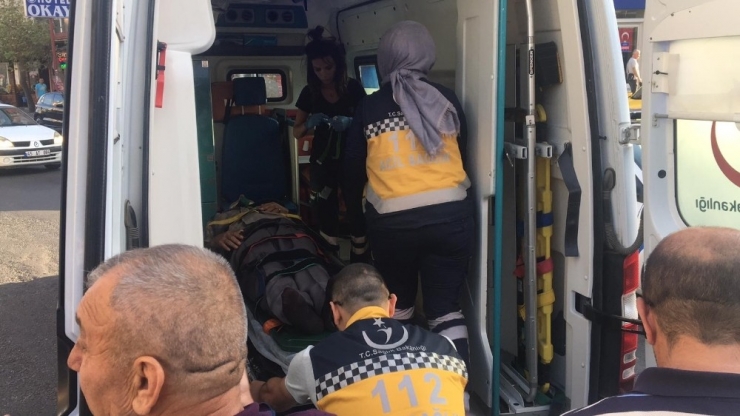 Servis Aracının Çarptığı Yaya Yaralandı