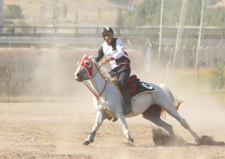 Sivas’taki Atlı Cirit Müsabakaları Nefes Kesti
