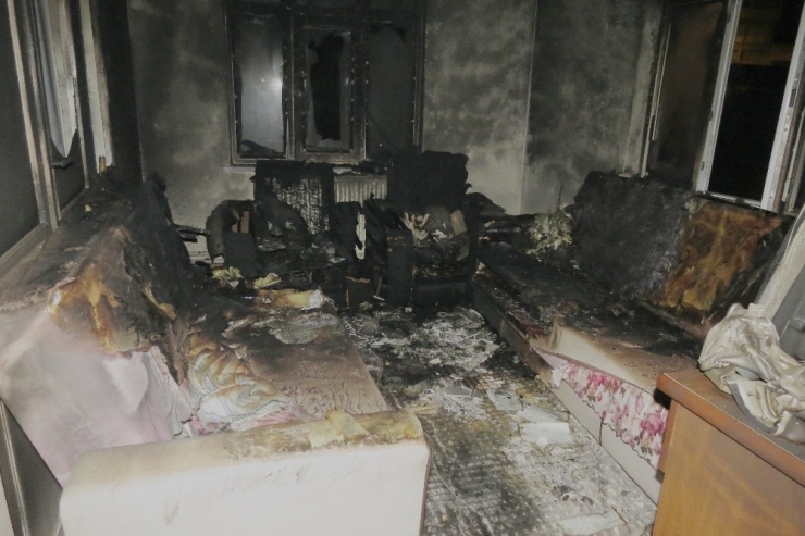 Yanan Ev Kullanılamaz Hale Geldi
