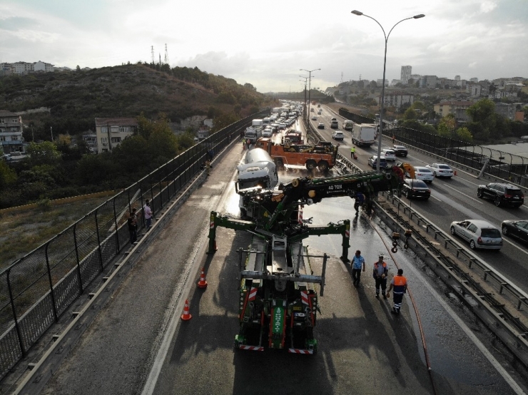 Tem Otoyolunu Kapatan Kaza Havadan Görüntülendi