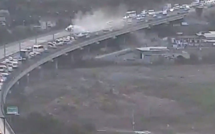 Tem Otoyolunda Oksijen Yüklü Tankerin Devrilme Anı Kamerada