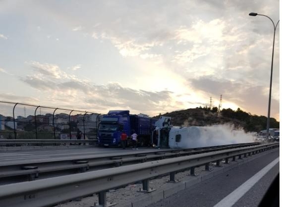 Tem Altınşehir Viyadüğünde Gaz Tankeri Devrildi: Tüm Şeritler Trafiğe Kapatıldı...