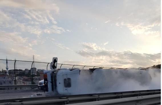 Tem Altınşehir Viyadüğünde Gaz Tankeri Devrildi: Tüm Şeritler Trafiğe Kapatıldı...