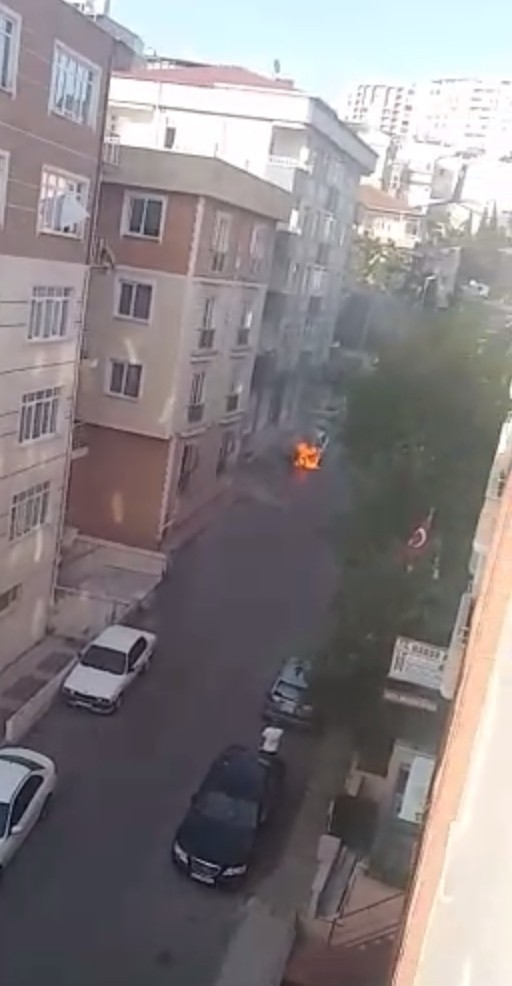 Park Halindeki Otomobilin Alev Alev Yandığı Anlar Kamerada