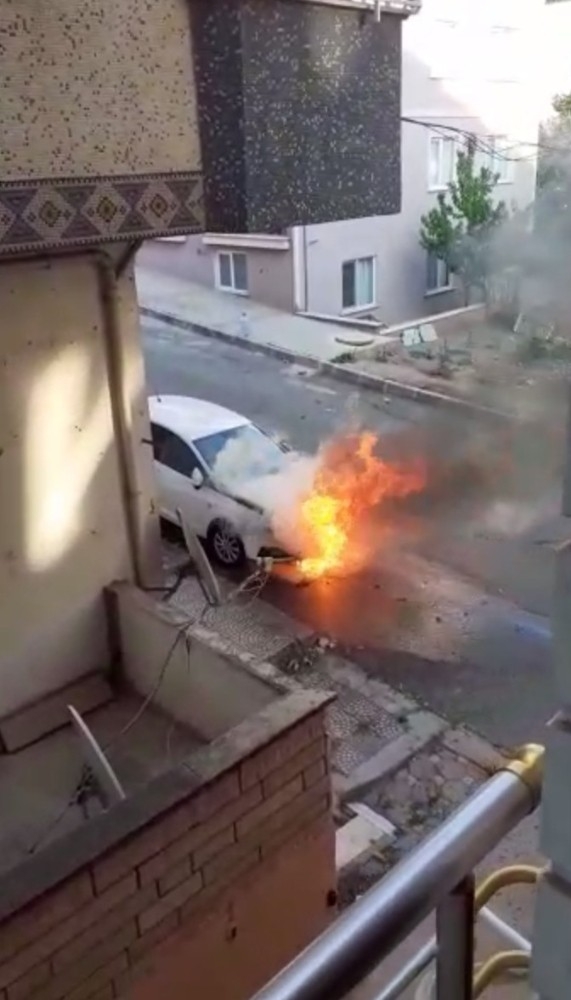 Park Halindeki Otomobilin Alev Alev Yandığı Anlar Kamerada
