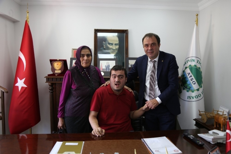 3 Aydır Diş Ağrısı Çeken Engeli Tayfun İçin Sağlık Bakanlığı Devreye Girdi