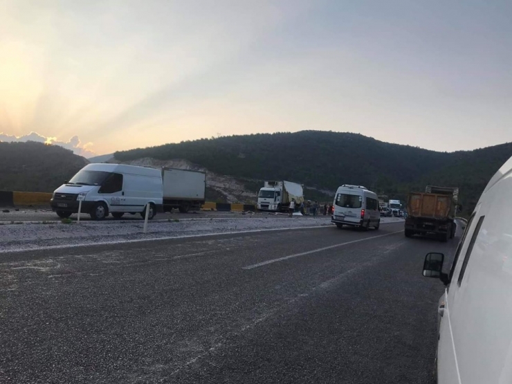 Tırla Kamyon Çarpıştı, Karayolu Savaş Alanına Döndü