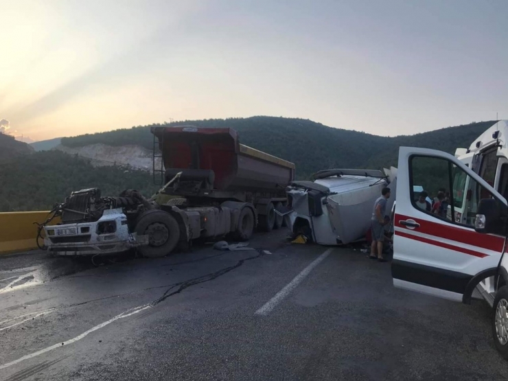 Tırla Kamyon Çarpıştı, Karayolu Savaş Alanına Döndü