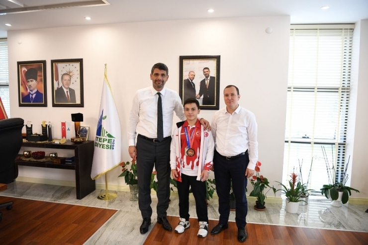 Başkan Kocaman, Şampiyon Sporcu İle Bilek Güreşi Yaptı