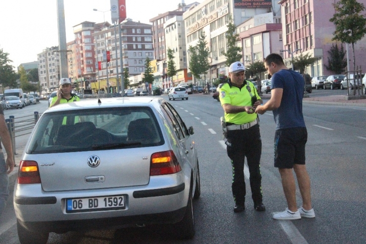 Yaralı Kadın Hastaneye Götürülürken İkinci Kazadan Kıl Payı Kurtuldu