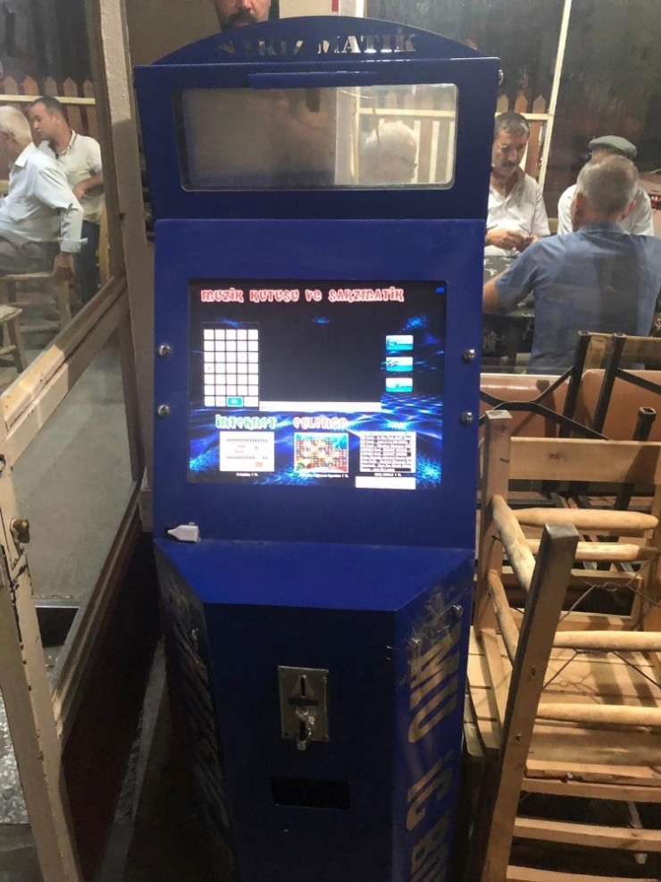 Polis Oyun Makinelerine El Koydu