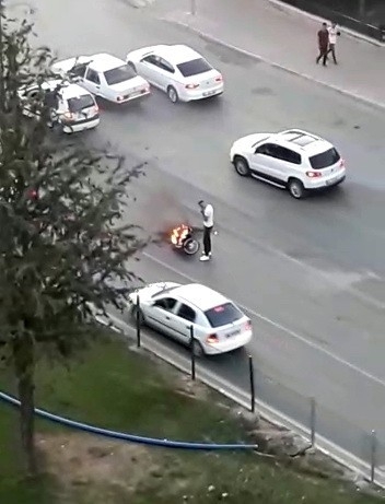 Yanan Motosikletiyle Uzaklaştı