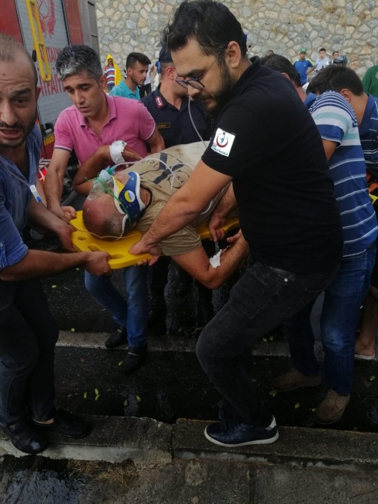 Sıkıştığı Araç İçinde Kurtarılmayı Bekledi