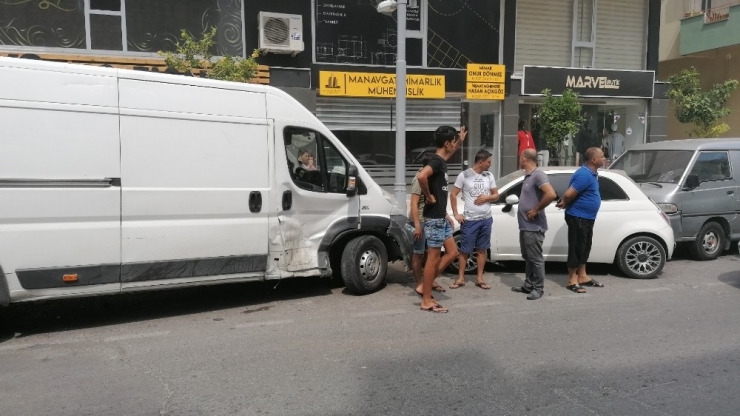 Antalya’da Otomobilin Çarptığı Minibüs Park Halindeki Araçlara Vurdu: 1 Yaralı