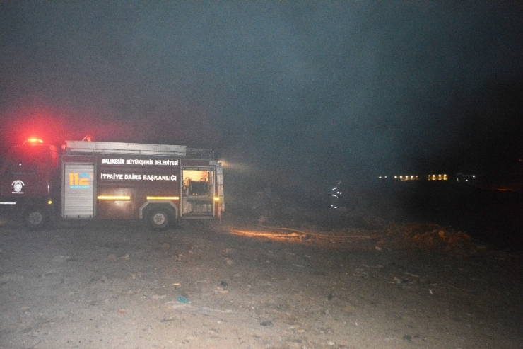 Ayvalık’ta Çöplük Alanda Çıkan Yangın Söndürülemiyor