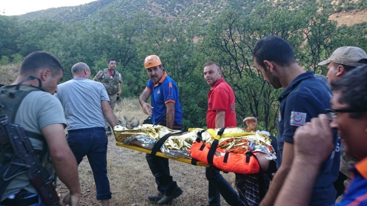 Bingöl’de Ekipler Yaralıyı Dereden Sedyeyle Taşıyarak Kurtardı