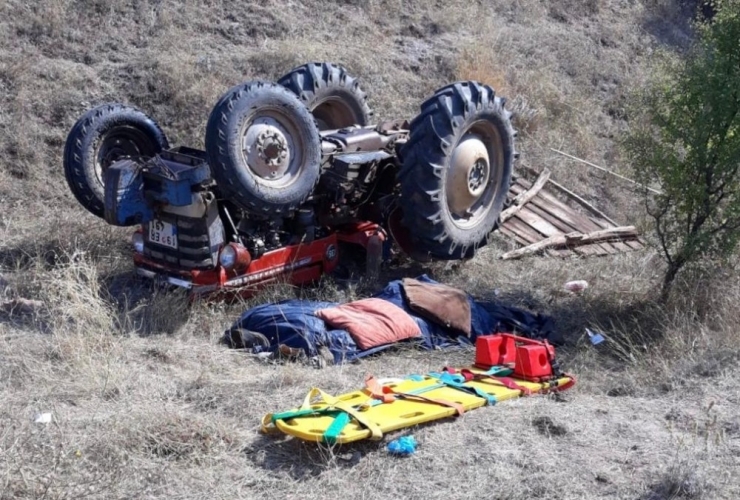 Kontrolden Çıkan Traktör Devrildi: 1 Ölü, 1 Yaralı