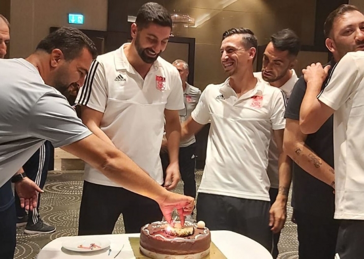 Kaleci Muammer Yıldırım’a Sürpriz Kutlama