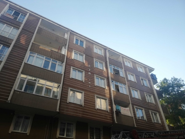 Esenyurt’ta 5 Katlı İki Binanın Çatısında Yangın