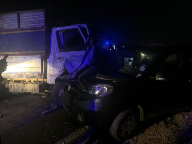 Gaziantep’te İki Araç Kafa Kafaya Çarpıştı: 2 Yaralı
