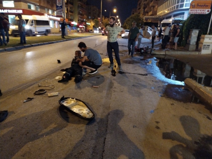 Refüjü Aşan Motosiklet Otomobile Çarptı: Sürücüsünün Ayak Bileği Koptu