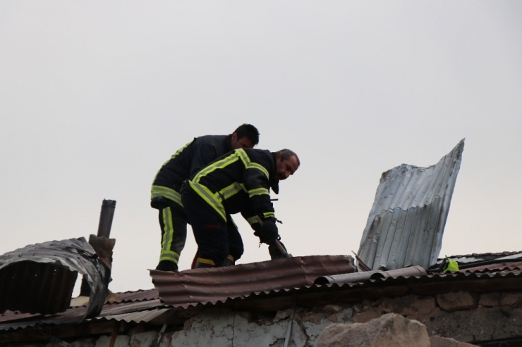 Müstakil Evde Çıkan Yangın Büyümeden Söndürüldü
