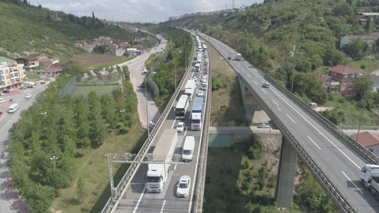4 Araç Birbirine Girdi, Tem Otoyolunda 7 Kilometre Araç Kuyruk Oluştu