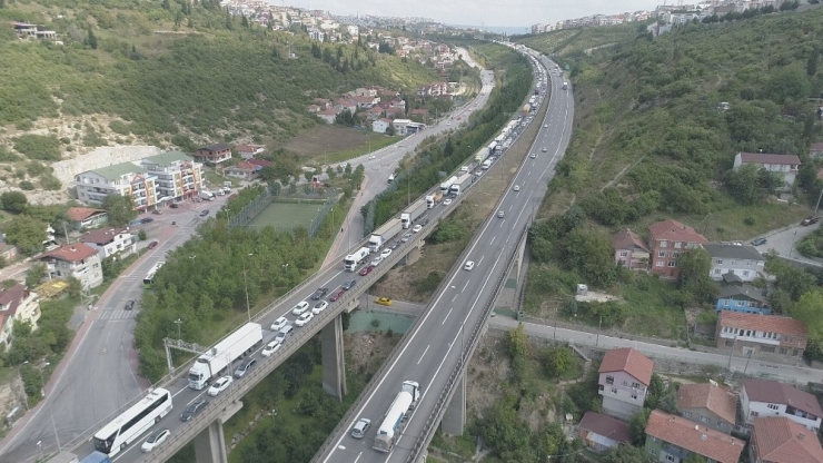 4 Araç Birbirine Girdi, Tem Otoyolunda 7 Kilometre Araç Kuyruk Oluştu