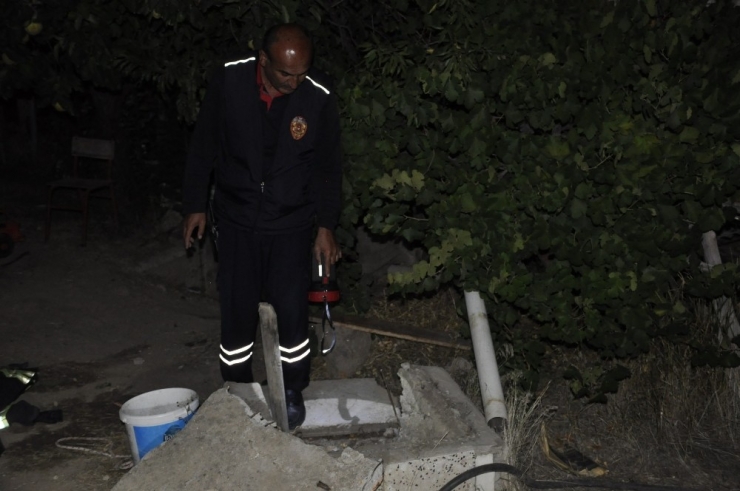 Kuyuya Düşen Yavru Kediyi İtfaiye Kurtardı