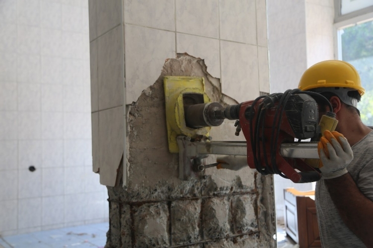 Maltepe’de Boşaltılan Riskli Binadan Karot Örnekleri Alındı