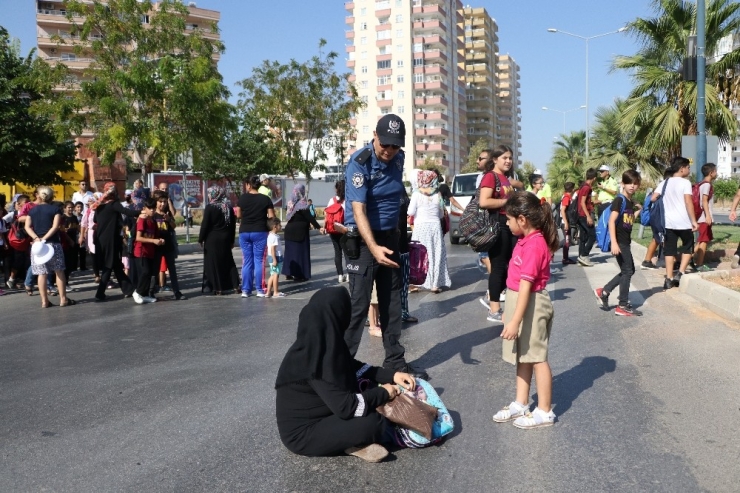 Çocukları İçin Yolu Trafiğe Kapattılar