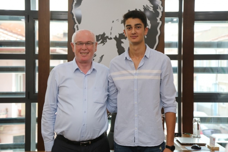 Odunpazarı’ndan Fenerbahçe’ye Transfer Olan Yiğit Yıldız’dan Başkan Kazım Kurt’a Ziyaret