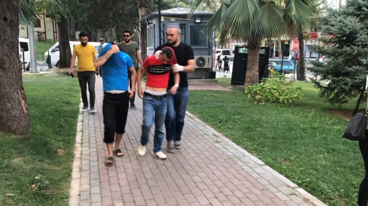 Çekirdek Çitleyen Arkadaşını Vurdu, Saklandığı Evden Cephanelik Çıktı