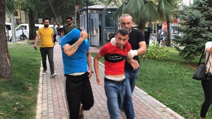 Çekirdek Çitleyen Arkadaşını Vurdu, Saklandığı Evden Cephanelik Çıktı