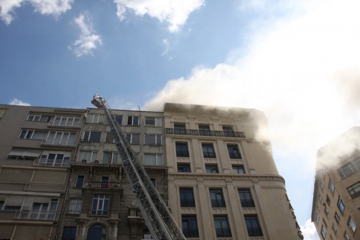 Şişli’de 9 Katlı Bir Binanın Çatısında Yangın