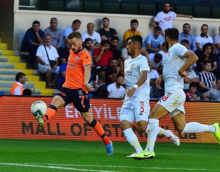 Süper Lig: Medipol Başakşehir: 0 - Demir Grup Sivasspor: 1 (İlk Yarı)