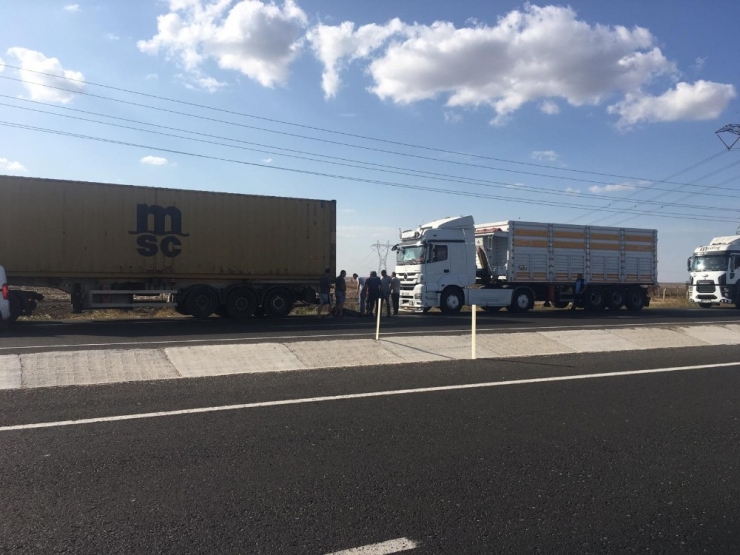 Tır Kamyonete Arkadan Çarptı: 2 Yaralı