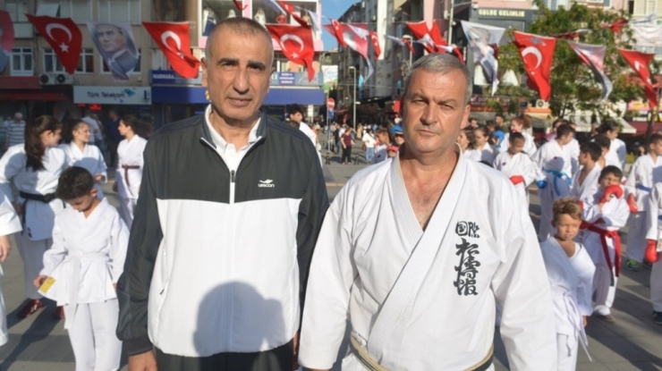 İzmit’in Merkezinde Karate Şov