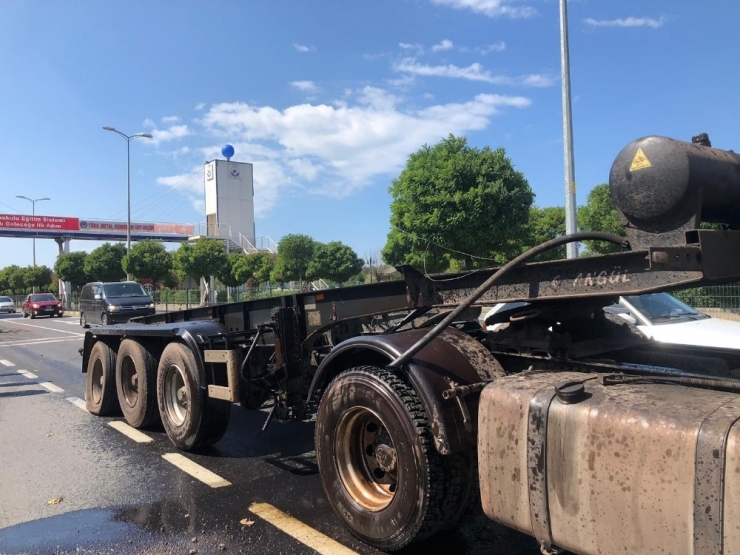 Açık Unuttuğu Damperi Üst Geçide Takılı Kaldı