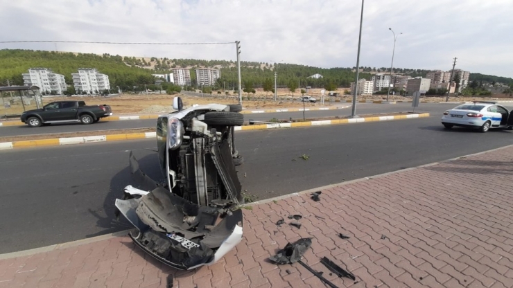 Hafif Ticari Araç Takla Attı: 2 Yaralı