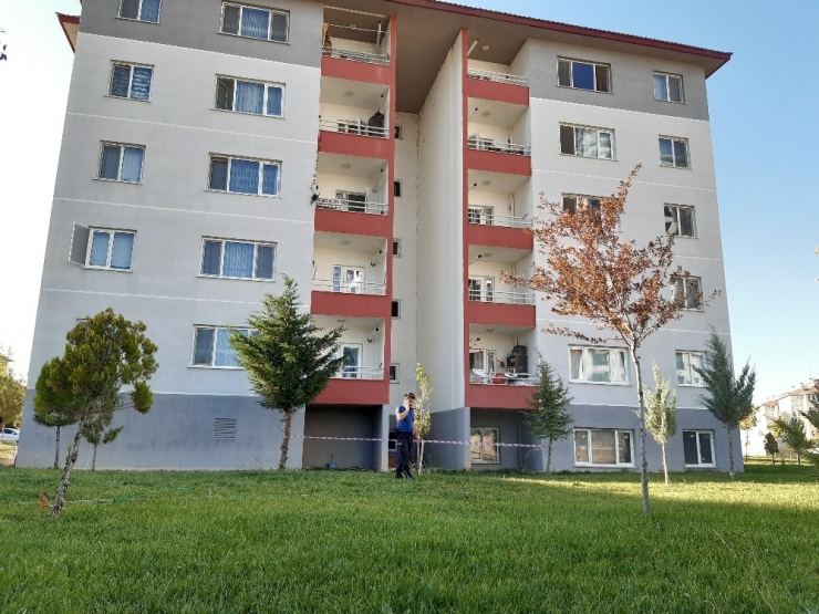 Dengesini Kaybedip Balkondan Düşen Şahıs Hayatını Kaybetti