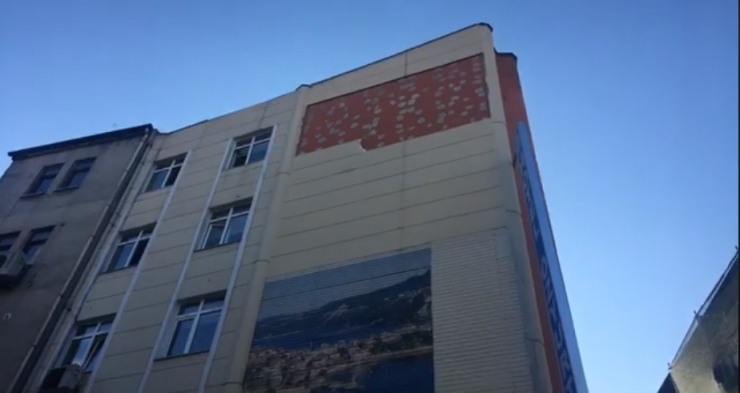 Anne Ve Kızın Üstüne Dış Cephe Kaplaması Düştü